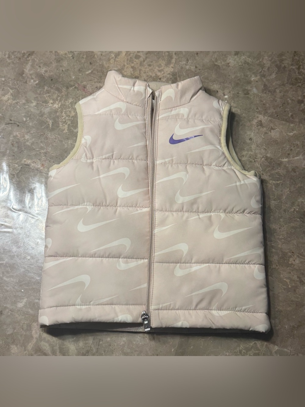 Nike girls toddler zip up puffer vest size 2T
features an allover Swoosh logo
